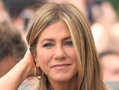 H Tζένιφερ Άνιστον με μίνι δερμάτινο φόρεμα κερδίζει τα βλέμματα! (φωτο)